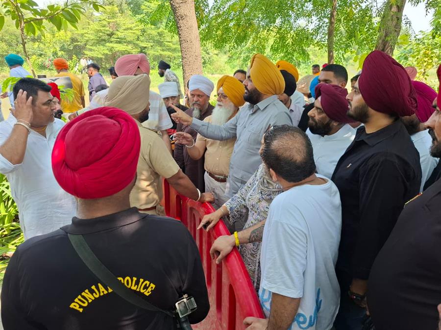 Sultanwind canal breach sends water into residential colonies, Aujla visits spot
